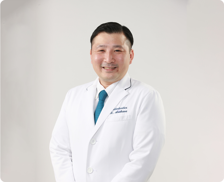 ピュアデンタルクリニック矯正歯科医の荒川先生の写真