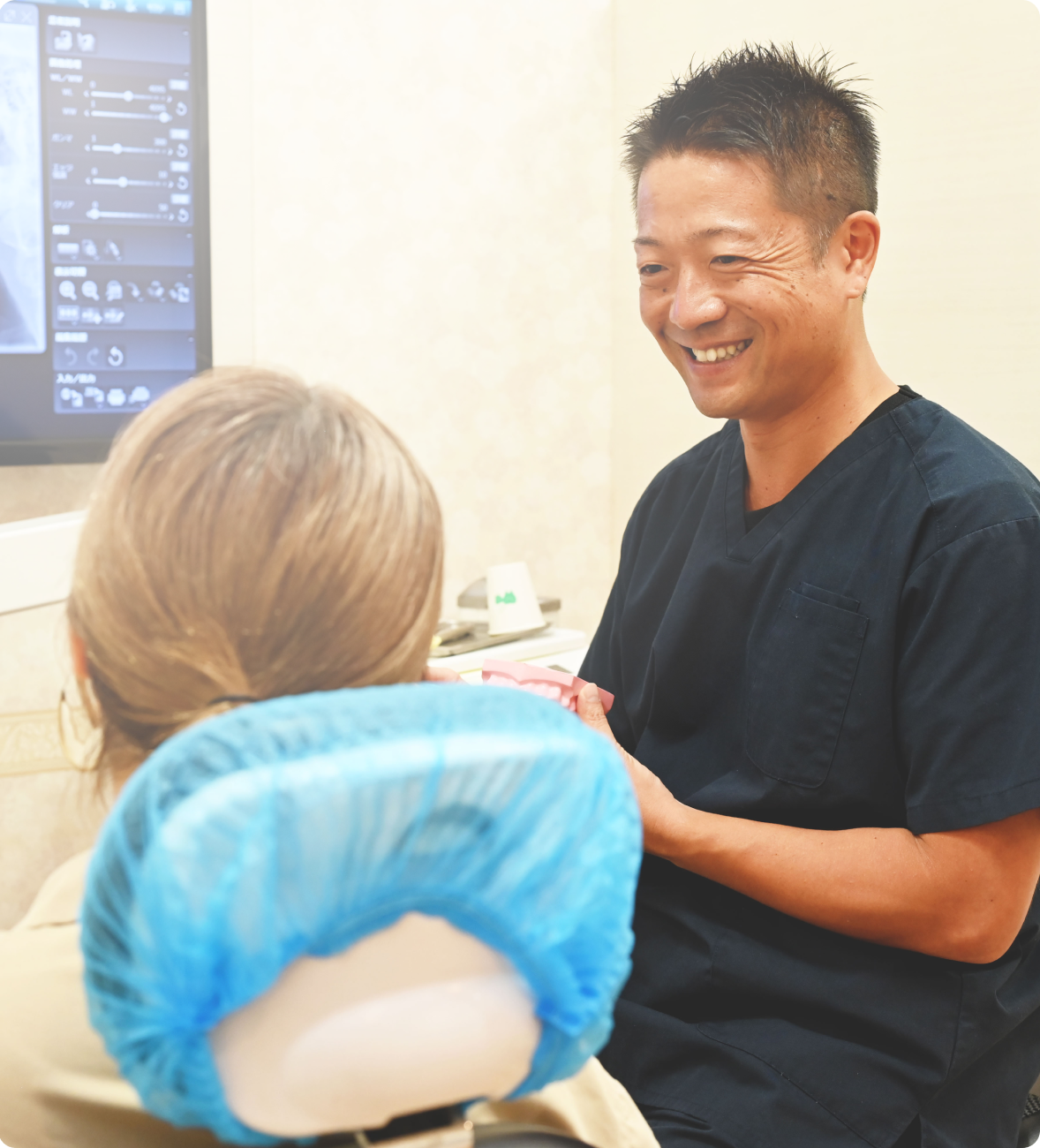ピュアデンタルクリニック院長と患者様の診療の様子